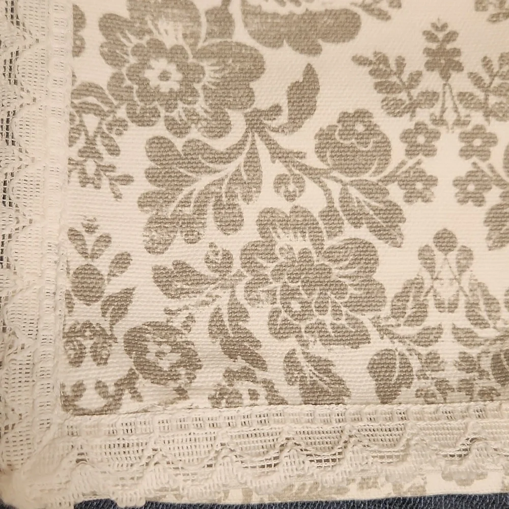 NWOT Cynthia Rowley Gray Floral Table Runner 18